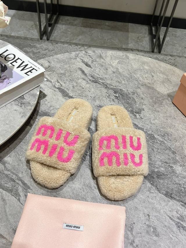 Miumiu缪缪经典秋冬字母毛毛拖鞋 这季节美鞋太多这款毛拖 真的是让我无法自拔真太可爱了～ 毛茸茸的羊毛是选用欧洲进口a级羊毛 我们做到与原版一致满鞋 全部采